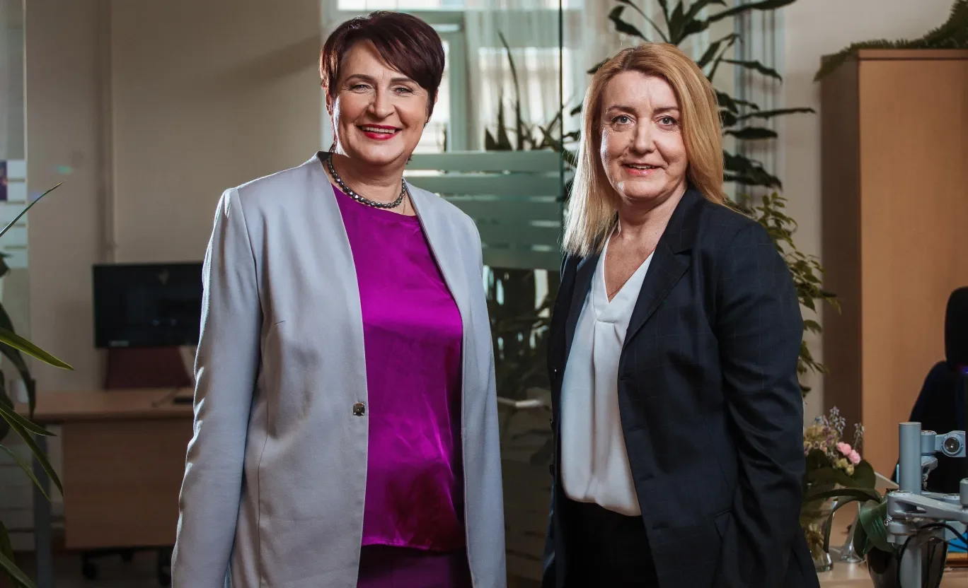 Divas smaidošas sievietes 